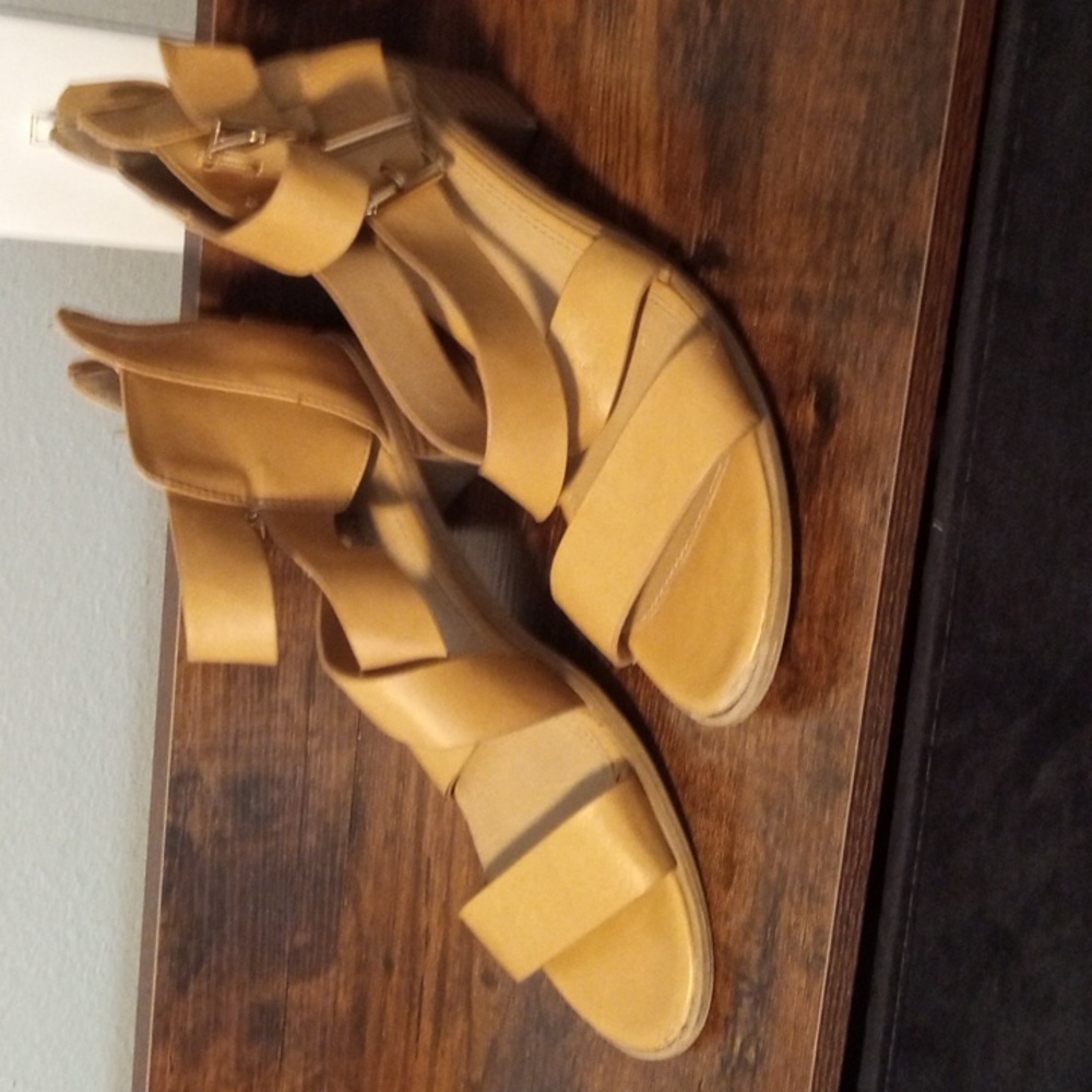 American eagle sandals size 10 tan